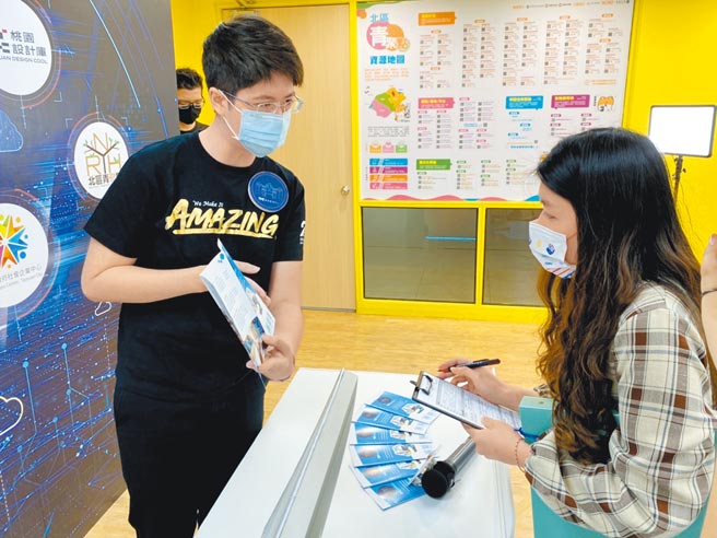 桃园市青创资源中心提供民眾整合一站式窗口服务。（蔡明亘摄）