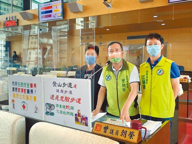 台中市议员江肇国（右起）、曾朝荣、蔡耀颉联合质询，针对大坑山区毒蛇越来越多，要求市府农业局应提高检举奖金。（林欣仪摄）