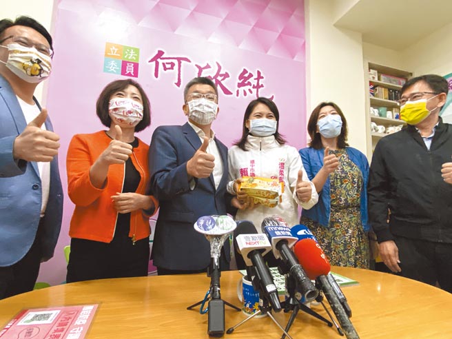 获民进党徵召提名参选台中市长的立法院副院长蔡其昌（右4），28日下午拜访同党立委何欣纯，盼获支持，多位立委一起参与，展现团结。（张妍溱摄）