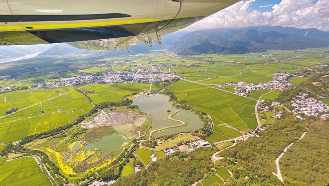 安捷航空推出台东空中游览，民眾一览台东纵谷美景。（蔡旻妤摄）