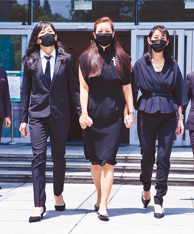 王羽的3个女儿王加露（左起）、王馨平、王美怡昨一同受访，感谢外界关心。（罗永铭摄）