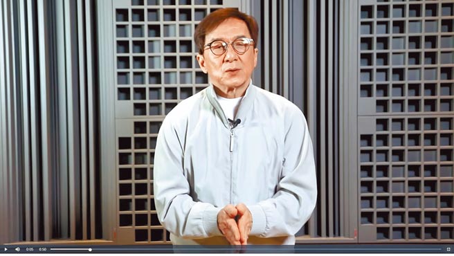 成龙特地录制影片致意，感谢王羽多年来的关照。（王羽家属提供）