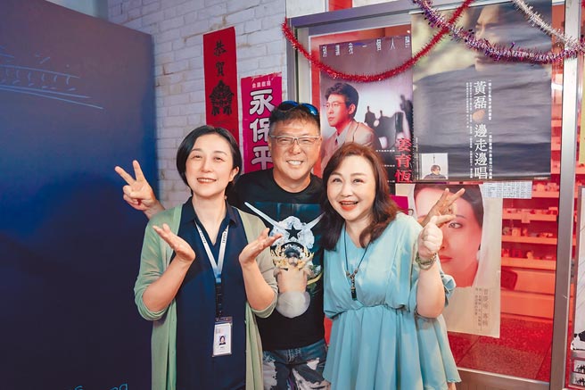 黄韵玲（左起）、姜育恒及郑怡开心合照。（台北流行音乐中心提供）