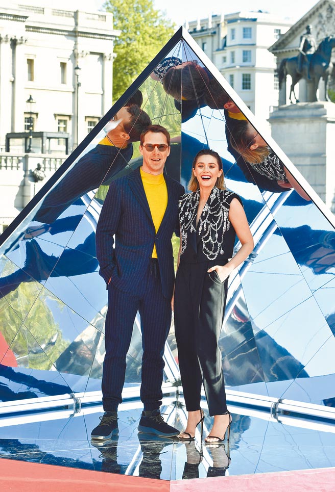 班奈狄克康柏拜區（左）、伊莉莎白歐森一同出席《奇異博士2》倫敦首映會。（迪士尼提供）