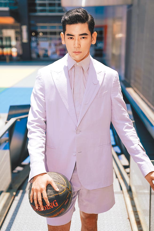 UTA身穿FENDI春夏薰衣草紫色西裝外套6萬9000元、長袖襯衫2萬8700元、五分褲1萬9500元。（吾貳不作娛樂提供）