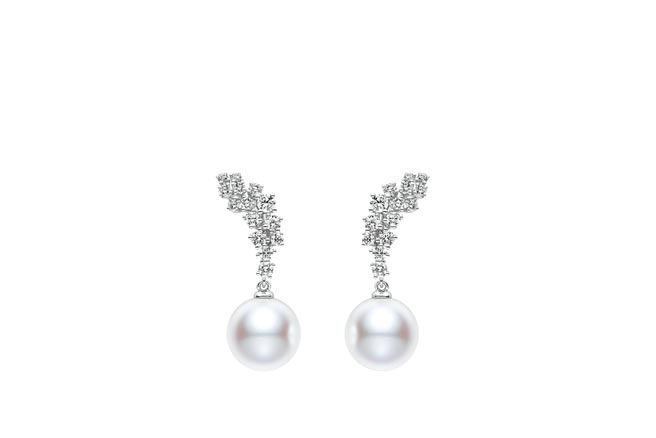 MIKIMOTO Starry Night南洋珍珠鑽石耳環，南洋珍珠約12.50mm，55萬4000元。（MIKIMOTO提供）