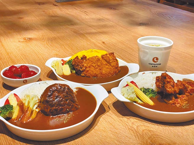 金色三麦日式咖哩品牌「咖哩树」，以大量天然果泥结合辛香料比例，堆迭微辣与甘甜层次掳获饕客的心，主打炸猪里肌、鲜炸鸡、菲力牛汉堡排三款主食咖哩饭（见图），售价188至258元不等。（朱世凯摄）
