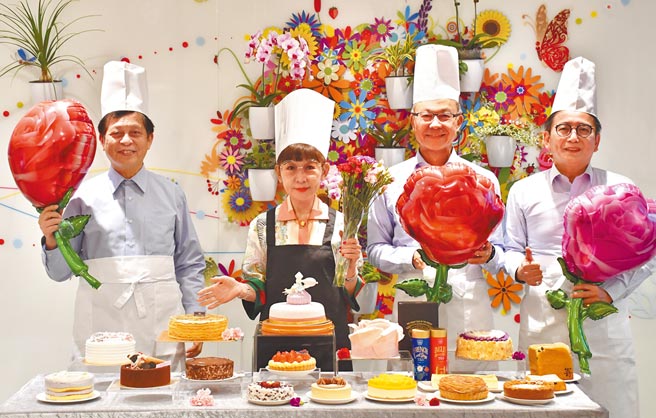 在此溫馨時刻，遠東百貨總經理徐雪芳（左二）、營運長林彰豐（左起）、企畫長劉志成和超市餐飲部協理陳佑任一同選品，為大家推薦母親節甜品。（遠百提供）