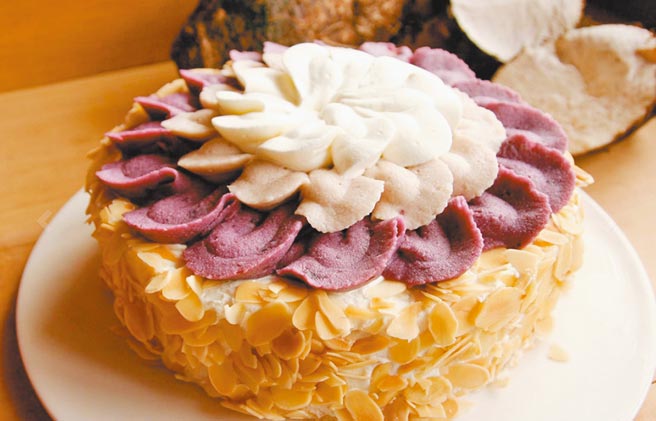 遠百沐甄豆CareMully紫芋香米優雅裙襬米蛋糕，7吋售價1190元，蛋奶素可食。（遠百提供）