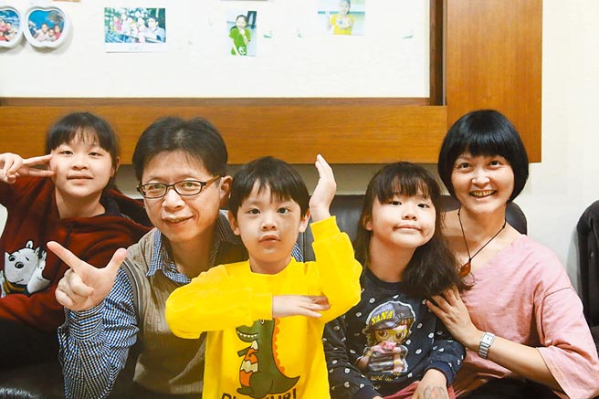 親子教養作家李儀婷（右一）與先生、作家許榮哲（左二）在家庭關係中，導入學習薩提爾模式。（李儀婷提供）