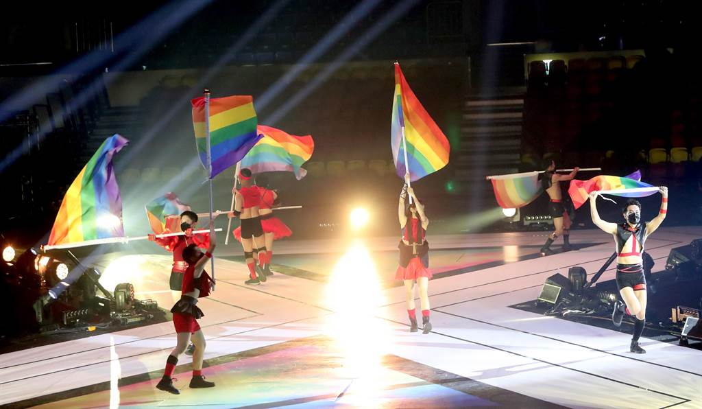 「2022亞洲同志運動會」29日舉行開幕，野孩子肢體劇場以舞蹈表達了對社會多起同志悲劇的真誠呼喊。（鄭任南攝） 