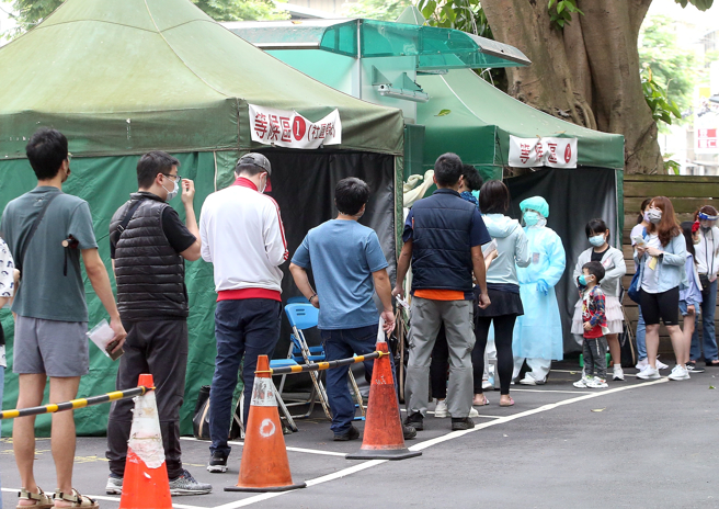 醫師沈政男表示，80歲以上感染Omicron的死亡率為0.33%，但這絕非最後的數字。（圖／示意圖，記者趙雙傑攝影）