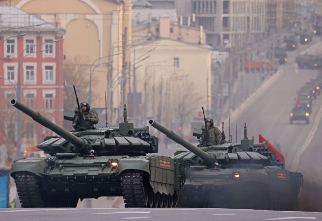 俄軍派往前線的坦克中包含進行過現代化改裝的T-72B3M，但裝填系統的缺陷仍使其難逃被擊毀後砲塔炸飛的下場，圖為本車參與28日莫斯科紅場閱兵預演。（路透社28日照）