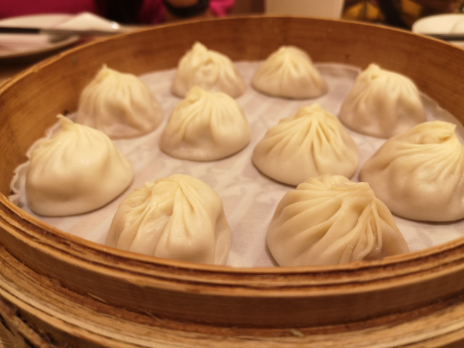 鼎泰丰是台湾知名的餐饮品牌以黄金18折的小笼包打出响亮知名度。(图／shutterstock)
