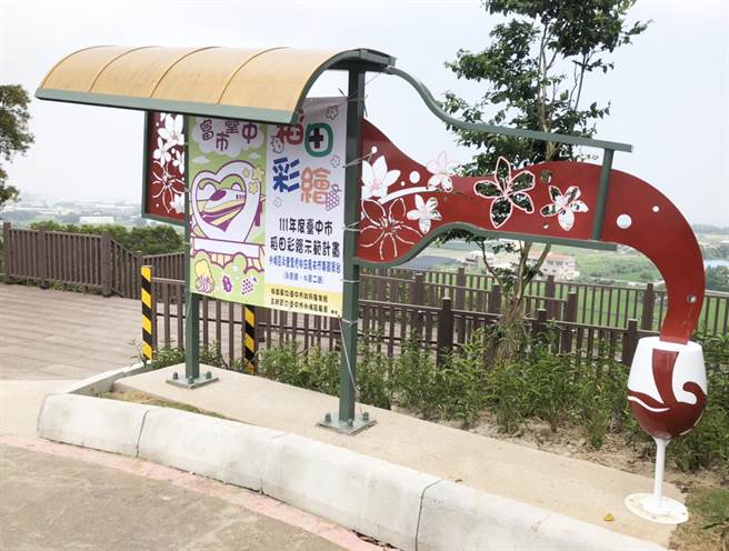 从观景台就能鸟瞰「富市台中•漫游水流东」的彩绘稻田，一览无遗。（台中市政府提供／陈世宗台中传真）