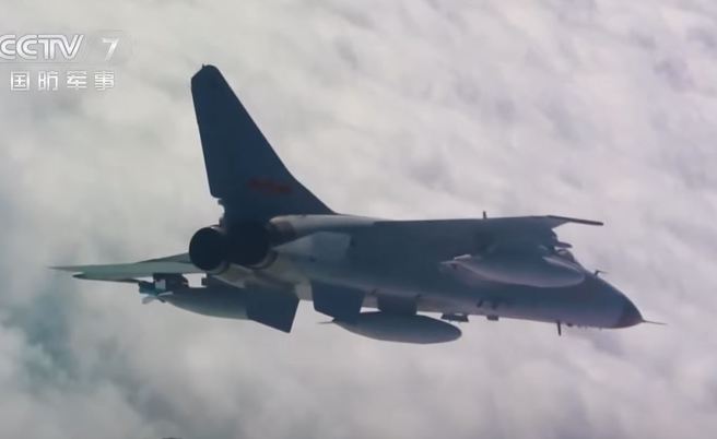 解放军歼轰-7「飞豹」战机挂弹战巡南海的画面。（央视）