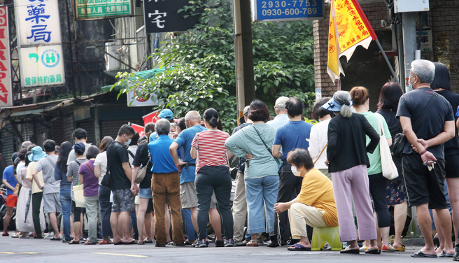由於快篩實名制匆促上路、亂象叢生，不但民眾怨聲載道，第一線的藥局人員也叫苦連天，許多民眾29日一早就前往藥局排隊購買快篩試劑。（范揚光攝）