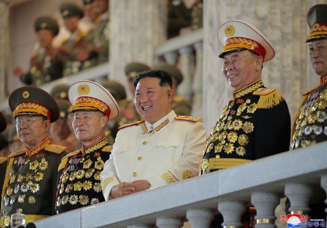 北韓25日晚間舉行建軍90周年閱兵，領導人金正恩（中）宣示將繼續研發核武。（路透社資料照）