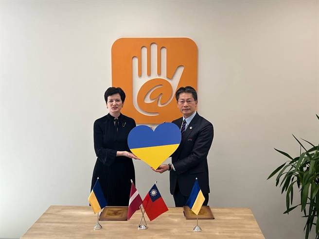 我駐拉脫維亞代表處李憲章代表29日與拉脫維亞慈善組織Ziedot主席Ruta Dimanta女士簽署捐款合約，代表中華民國(台灣)政府及人民捐贈1百萬美元，以協助拉脫維亞安置境內烏克蘭難民。（駐拉脫維亞代表處提供）