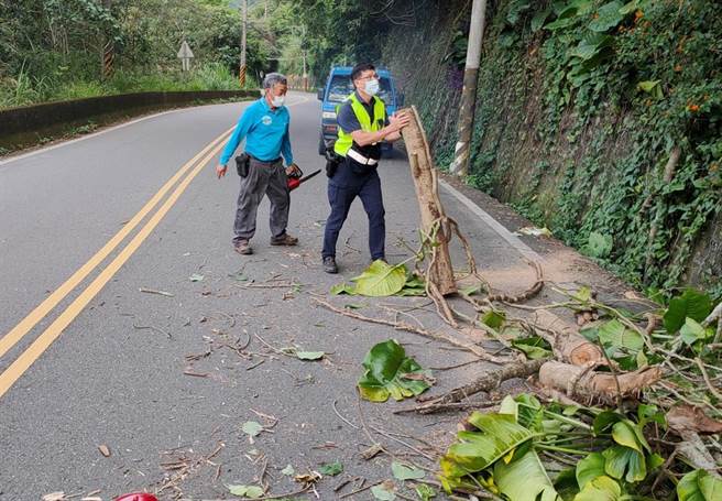 日前台中太平區頭汴山區因午後陣雨造成土石鬆軟，頭汴派出所員警巡邏發現積極協助及工程單位人員搶修。（太平警分局提供／馮惠宜台中傳真）