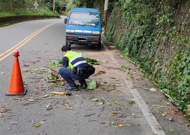 日前台中太平區頭汴山區因午後陣雨造成土石鬆軟，頭汴派出所員警巡邏發現積極協助及工程單位人員搶修。（太平警分局提供／馮惠宜台中傳真）