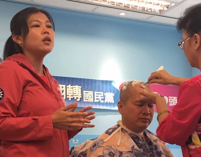 国民党台北市议员游淑慧（左）、罗智强（中）。图为2018年罗为游剃头画面。（图／取自罗智强脸书）