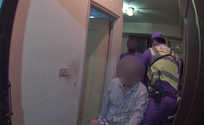 独居老翁身体不适卧床2天，无法求助，管理员警觉有异报警即时救援。（警方提供／陈淑芬台中传真）