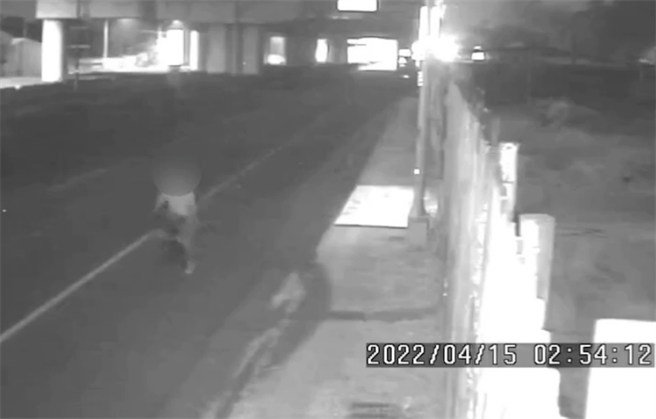 监视器拍下杨嫌骑车经过后灯就熄灭了。（翻摄照片／高雄洪靖宜传真）