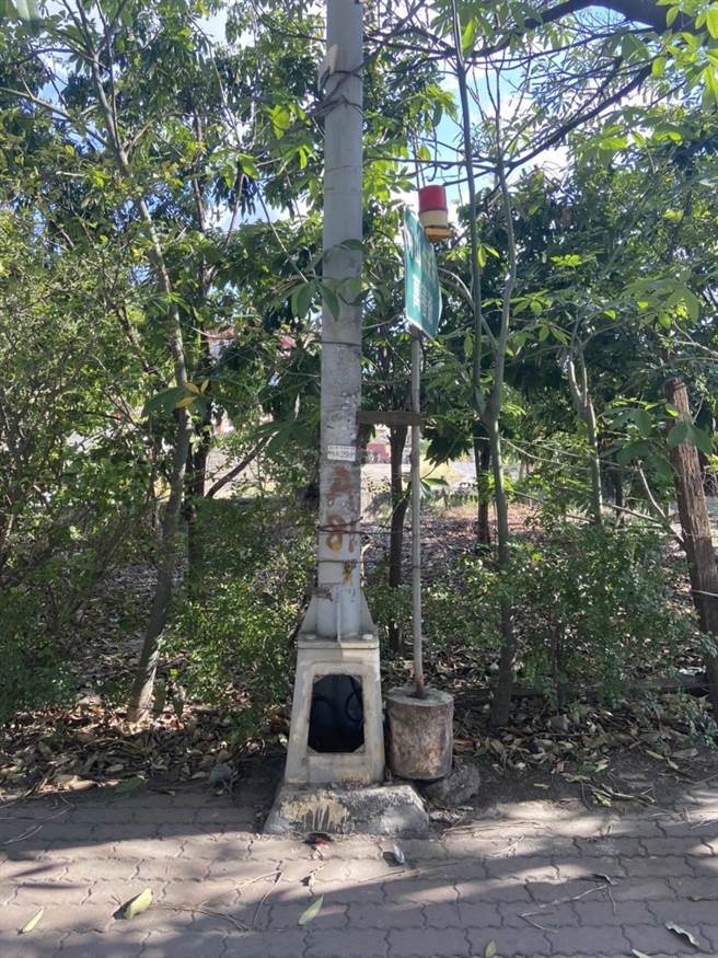 灯杆盖被打开。（翻摄照片／高雄洪靖宜传真）