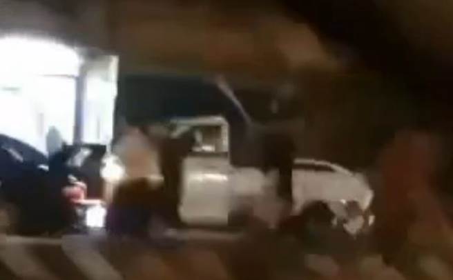 彰化市街頭發生鬥毆，雙方為了檳榔西施馬路當戰場，沿街追逐暴打。（彰化踢爆網提供／吳敏菁彰化傳真）