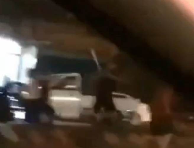 彰化市街頭發生鬥毆，雙方為了檳榔西施馬路當戰場，沿街追逐暴打。（彰化踢爆網提供／吳敏菁彰化傳真）