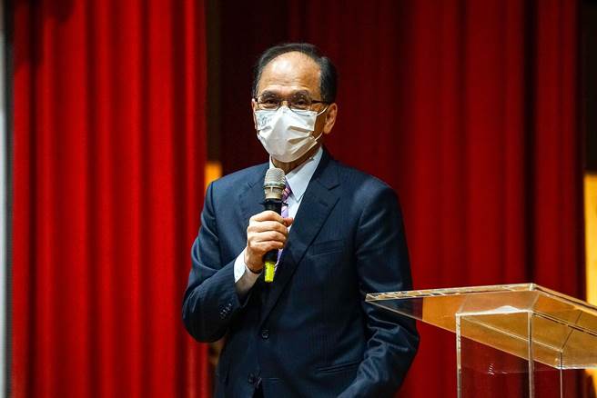 立法院長游錫堃今天回到母校宜蘭高中，他致詞時表示，台灣人應知台灣史，重建過往的台灣精神和防衛意志。（李忠一攝）