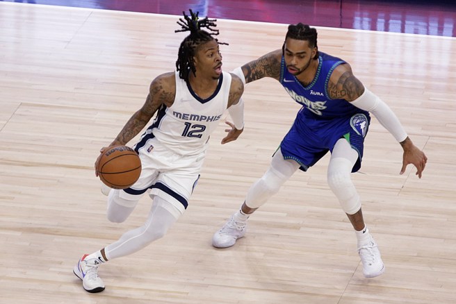 莫兰特(左)试图甩开罗素的防守。(美联社)