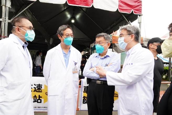 台北市长柯文哲今赴联合医院中兴院区视察快筛阳分流诊。（北市府提供）