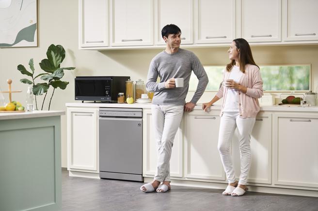 LG QuadWash Steam四方洗蒸氣洗碗機，獨家首創TrueSteam蒸氣潔亮科技，能以高溫100°C蒸氣及80°C高溫熱水，「先蒸後洗」解決餐具上的油膩髒汙及細菌。（LG提供）