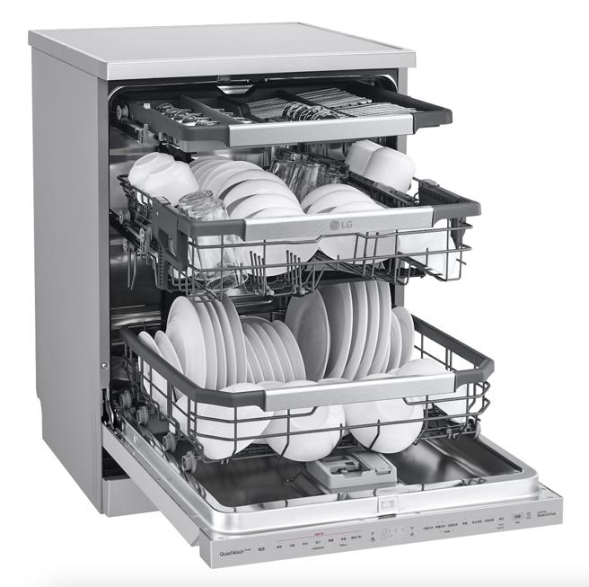 LG QuadWash Steam四方洗蒸氣洗碗機推出兩種規格，上觸控面版搭載自動開門烘乾技術，快速排濕加強烘乾效果，定價6萬9900元、前觸控面版為5萬9900元。（LG提供）