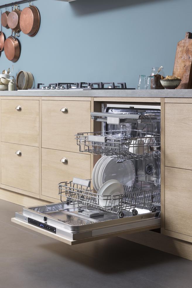 擁有140年歷史的義大利廚電藝術家「Bertazzoni 博塔隆尼」首度登台，更引進了半崁式及獨立式兩款全新洗碗機，定價4萬6000元。（嘉儀企業提供）