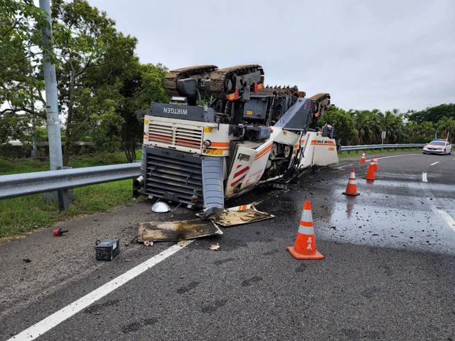离奇！刨路机「乌龟翻肚」，国1台中后里北上匝道全线封闭。(记者爆料网提供)