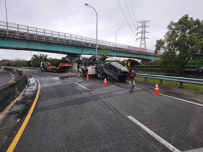 离奇！刨路机「乌龟翻肚」，国1台中后里北上匝道全线封闭。(记者爆料网提供)