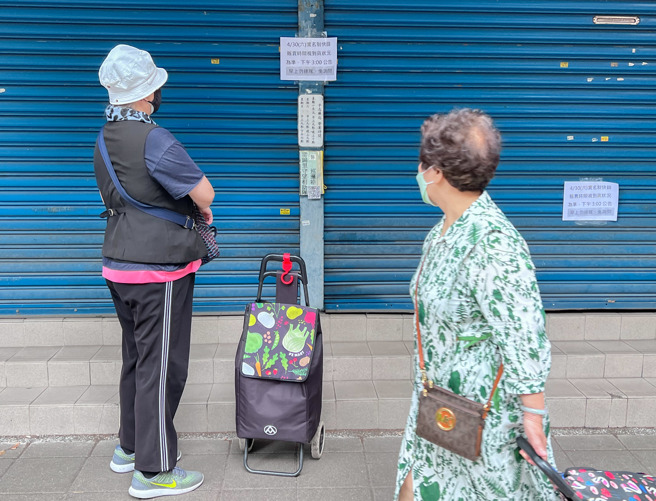 前疾管署长张鸿仁依照疫情状况分出2类人防疫模式，如自由派、珍惜生命型，但在这波疫情中，若是属于高危险族群，要尽量避免外出。图为疫情下民眾买不到快筛试剂。（图／记者罗永铭摄影）