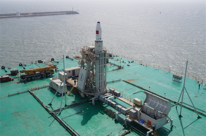 长十一发射成功，大陆首次实现运载火箭海上一站式发射。图为长十一火箭整装待发。 （中国航太报微信公眾号）