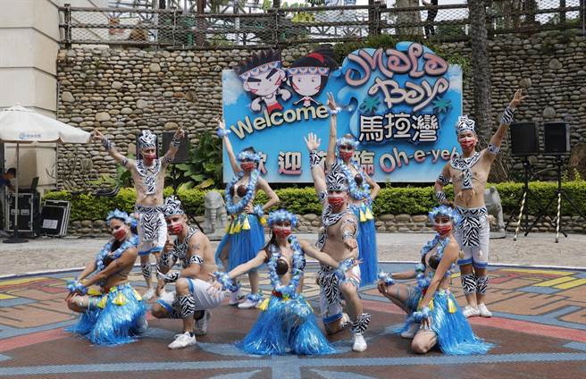 丽宝乐园今天在外国舞者轻快欢乐舞蹈中，为马拉湾今夏揭开序幕。（丽宝乐园提供）