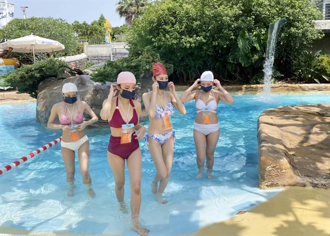 丽宝乐园马拉湾今天开园，配合中央流行疫情指挥中心防疫指引，离开水域即需立即佩戴口罩。（丽宝乐园提供）