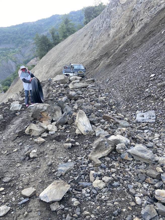 南投仁愛鄉力行產業道路，2月間因坍方封閉，修復後仍不時傳出落石情形；昨深夜又傳出落石坍方，南投縣政府上午緊急請包商出動機具進駐搶通。一早有民眾因貨車無法通行，下車徒步搬運貨物。（民眾提供／謝瓊雲南投傳真）