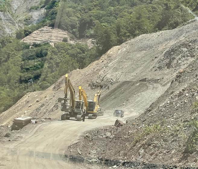 南投仁愛鄉力行產業道路，2月間因坍方封閉，修復後仍不時傳出落石情形；昨深夜又傳出落石坍方，南投縣政府上午緊急請包商出動機具進駐搶通。一早有民眾因貨車無法通行，下車徒步搬運貨物。（民眾提供／謝瓊雲南投傳真）