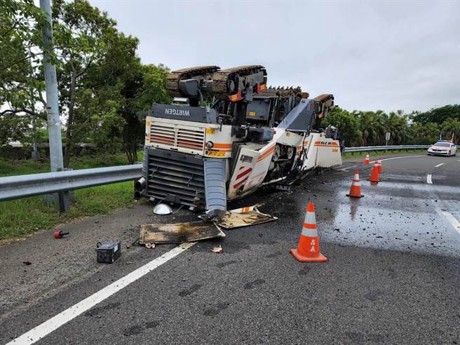 國道一號后里交流道北上匝道，今天發生一起大型刨路機翻覆的意外。（翻攝記者爆料網）