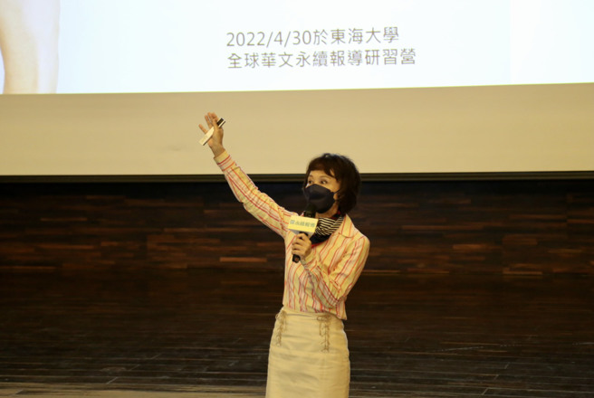 TVBS信望爱永续基金会执行长阮淑祥，期许学员从观察问题的报导者转变为解决问题的行动者。(照片东海大学提供)