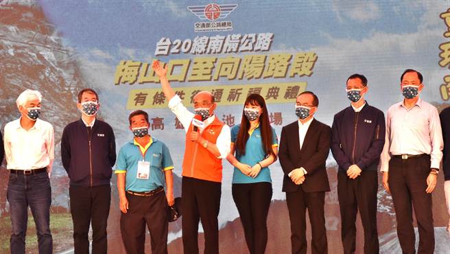 南横復通，行政院长苏贞昌（左四）感谢所有人的努力，他推崇殉职段长苏进泾一家三代的付出。（林瑞益摄）