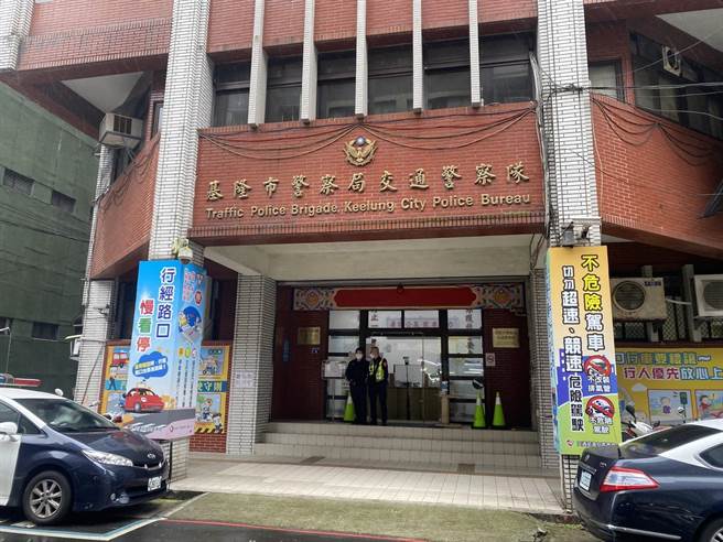 隆市交通隊30日中午突然門前傳出巨響，發現1名婦人不明原因墜樓，值班警員緊急通報119與轄區派出所。（陳敬哲攝）