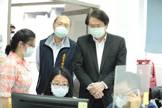 基隆市長林右昌30日視察防疫專線值班中心，同時也為工作人員們打氣。（基隆市政府提供／陳敬哲基隆傳真）